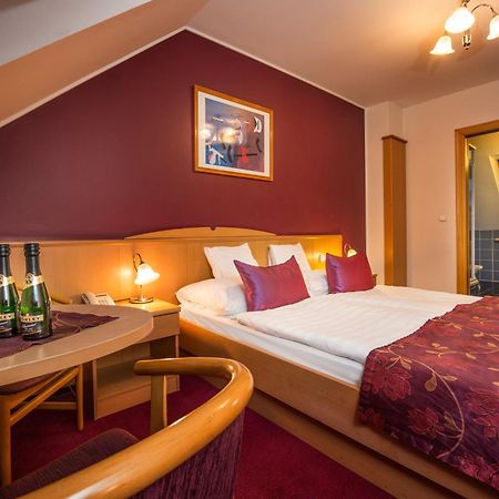 Hotel Kalvaria Gyor Bagian luar foto
