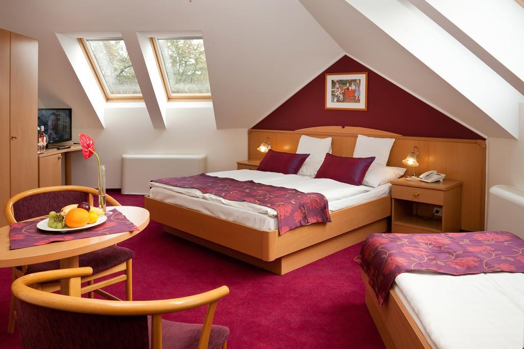 Hotel Kalvaria Gyor Ruang foto