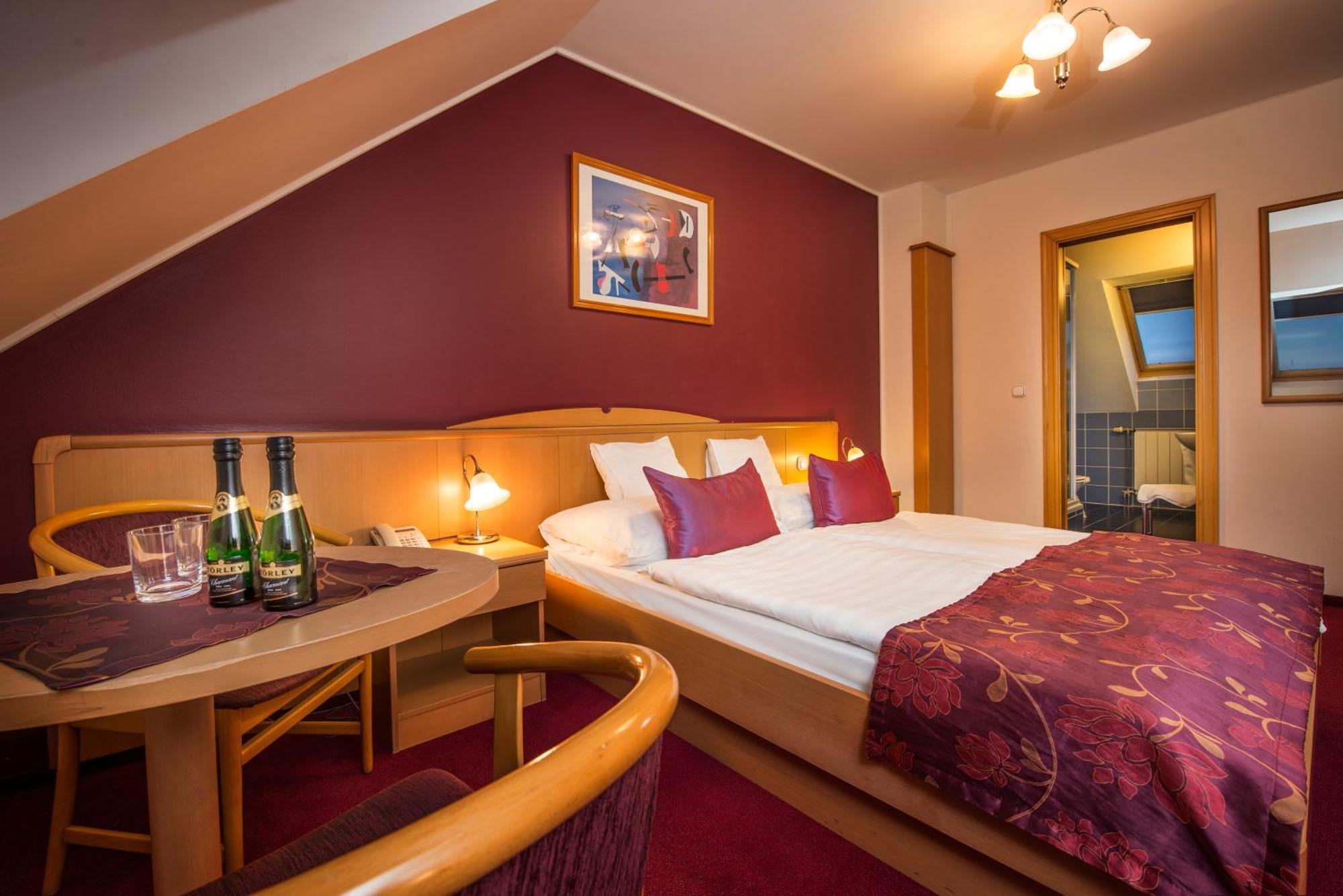 Hotel Kalvaria Gyor Bagian luar foto