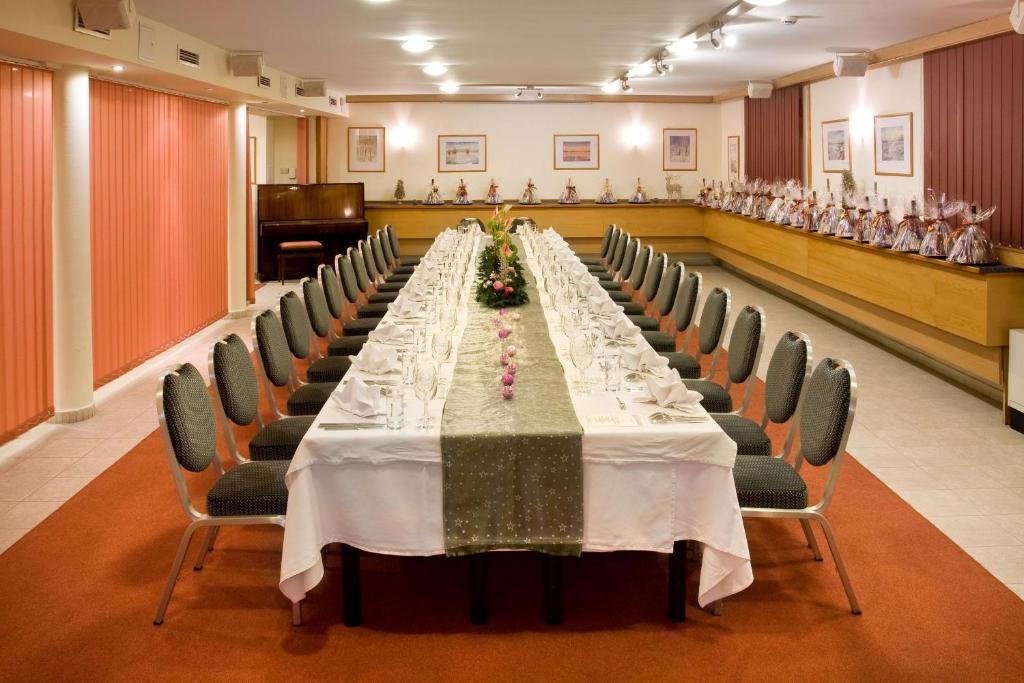 Hotel Kalvaria Gyor Bagian luar foto